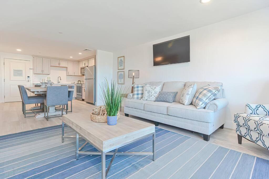 Downtown Plymouth Waterfront Luxury Condos Exterior photo